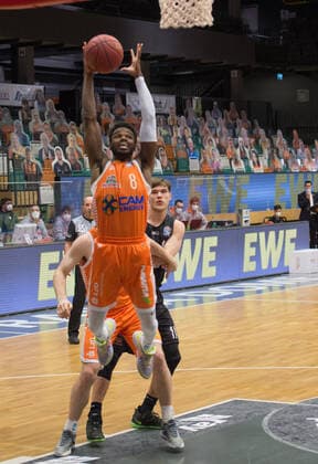 GER, Basketball, RASTA Vechta vs Hamburg Towers 07.04.2021, RASTA Dome, Vechta, GER, easy Credit-BBL, RASTA Vechta vs Hamburg Towers, im Bild Rebound Josh YOUNG (Rasta Vechta 8 )