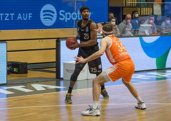 GER, Basketball, RASTA Vechta vs Hamburg Towers 07.04.2021, RASTA Dome, Vechta, GER, easy Credit-BBL, RASTA Vechta vs Hamburg Towers, im Bild Terry ALLEN ( Hamburg Towers 25 ) Jesse HUNT ( Rasta Vechta 34 )