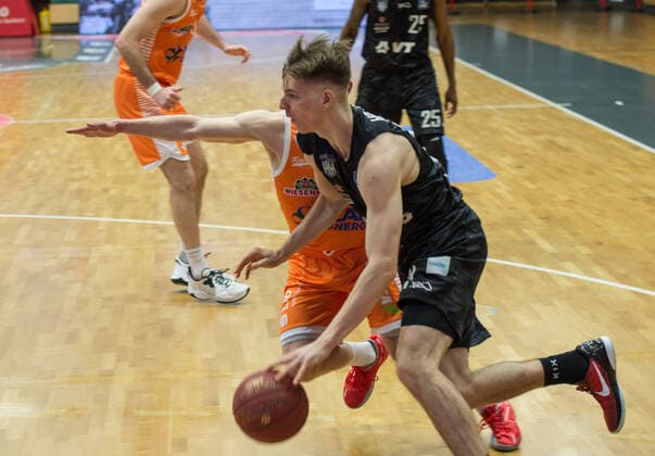 GER, Basketball, RASTA Vechta vs Hamburg Towers 07.04.2021, RASTA Dome, Vechta, GER, easy Credit-BBL, RASTA Vechta vs Hamburg Towers, im Bild am Gegner vorbei Justus HOLLATZ ( Hamburg Towers 21 ) Jannes HUNDT (Rasta Vechta 20 )
