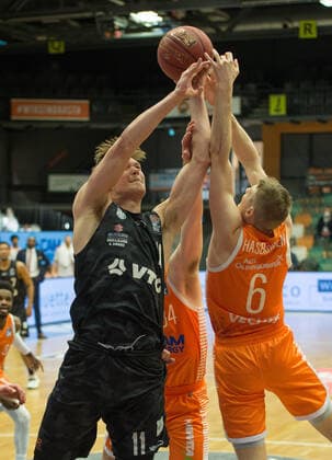 GER, Basketball, RASTA Vechta vs Hamburg Towers 07.04.2021, RASTA Dome, Vechta, GER, easy Credit-BBL, RASTA Vechta vs Hamburg Towers, im Bild Maik KOTSAR ( Hamburg Towers 11 ) Jesse HUNT ( Rasta Vechta 34 ) Tim HASBARGEN (Rasta Vechta 6 )