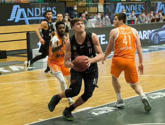 GER, Basketball, RASTA Vechta vs Hamburg Towers 07.04.2021, RASTA Dome, Vechta, GER, easy Credit-BBL, RASTA Vechta vs Hamburg Towers, im Bild Maik KOTSAR ( Hamburg Towers 11 ) Josh YOUNG (Rasta Vechta 8 ) Will VORHEES (Rasta Vechta 41 )