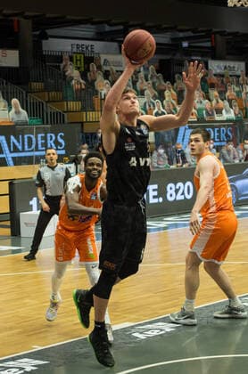 GER, Basketball, RASTA Vechta vs Hamburg Towers 07.04.2021, RASTA Dome, Vechta, GER, easy Credit-BBL, RASTA Vechta vs Hamburg Towers, im Bild Maik KOTSAR ( Hamburg Towers 11 ) Josh YOUNG (Rasta Vechta 8 ) Will VORHEES (Rasta Vechta 41 )