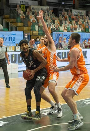 GER, Basketball, RASTA Vechta vs Hamburg Towers 07.04.2021, RASTA Dome, Vechta, GER, easy Credit-BBL, RASTA Vechta vs Hamburg Towers, im Bild Terry ALLEN ( Hamburg Towers 25 ) Jesse HUNT ( Rasta Vechta 34 ) Will VORHEES (Rasta Vechta 41 )