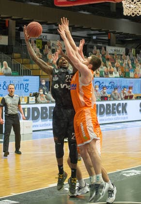 GER, Basketball, RASTA Vechta vs Hamburg Towers 07.04.2021, RASTA Dome, Vechta, GER, easy Credit-BBL, RASTA Vechta vs Hamburg Towers, im Bild Terry ALLEN ( Hamburg Towers 25 ) Jesse HUNT ( Rasta Vechta 34 ) Will VORHEES (Rasta Vechta 41 )