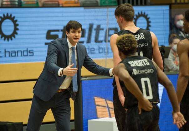 GER, Basketball, RASTA Vechta vs Hamburg Towers 07.04.2021, RASTA Dome, Vechta, GER, easy Credit-BBL, RASTA Vechta vs Hamburg Towers, im Bild alle mal kommen Pedro CALLES ( Hamburg Towers Headcoach Trainer ) Maik KOTSAR ( Hamburg Towers 11 ) TJ SHORTS ( Hamburg Towers 0 )