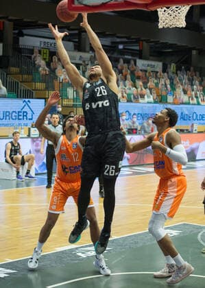 GER, Basketball, RASTA Vechta vs Hamburg Towers 07.04.2021, RASTA Dome, Vechta, GER, easy Credit-BBL, RASTA Vechta vs Hamburg Towers, im Bild Marvin OGUNSIPE ( Hamburg Towers 26 ) Edgar SOSA (Rasta Vechta 12 ) Sha Markus KENNEDY (Rasta Vechta 3 )