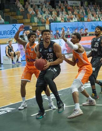 GER, Basketball, RASTA Vechta vs Hamburg Towers 07.04.2021, RASTA Dome, Vechta, GER, easy Credit-BBL, RASTA Vechta vs Hamburg Towers, im Bild Marvin OGUNSIPE ( Hamburg Towers 26 ) Edgar SOSA (Rasta Vechta 12 ) Sha Markus KENNEDY (Rasta Vechta 3 )