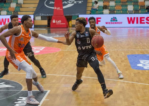 GER, Basketball, RASTA Vechta vs Hamburg Towers 07.04.2021, RASTA Dome, Vechta, GER, easy Credit-BBL, RASTA Vechta vs Hamburg Towers, im Bild TJ SHORTS ( Hamburg Towers 0 ) Sha Markus KENNEDY (Rasta Vechta 3 ) Josh YOUNG (Rasta Vechta 8 )