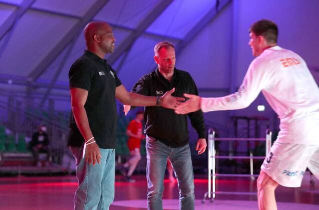 07.04.2021 - Basketball - Saison 2019 2020 - 2. Bundesliga Pro-A - 12. Spieltag: Nürnberg Falcons Basketball Club NBC - Bayer Giants Leverkusen - DaMa - Derrick Taylor ( Co-Trainer Assistant-Coach Nürnberg Falcons BC NBC ) Ralph Junge ( Trainer Geschäftsführer Headcoach Nürnberg Falcons BC NBC ) klatschen vor Spielbeginn mit Jonathan Maier (13, Nürnberg Falcons BC NBC ) ab