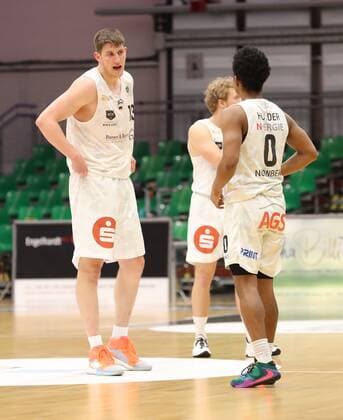 07.04.2021 - Basketball - Saison 2019 2020 - 2. Bundesliga Pro-A - 12. Spieltag: Nürnberg Falcons Basketball Club NBC - Bayer Giants Leverkusen - DaMa - Jonathan Maier (13, Nürnberg Falcons BC NBC ) Tra Holder (0, Nürnberg Falcons BC NBC ) unterhalten sich