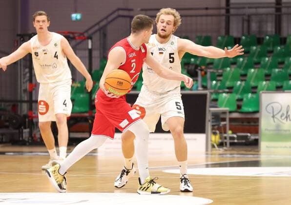 07.04.2021 - Basketball - Saison 2019 2020 - 2. Bundesliga Pro-A - 12. Spieltag: Nürnberg Falcons Basketball Club NBC - Bayer Giants Leverkusen - DaMa - Wyatt Lohaus (2, Bayer Giants Leverkusen ) Manuel Feuerpfeil (5, Nürnberg Falcons BC NBC )
