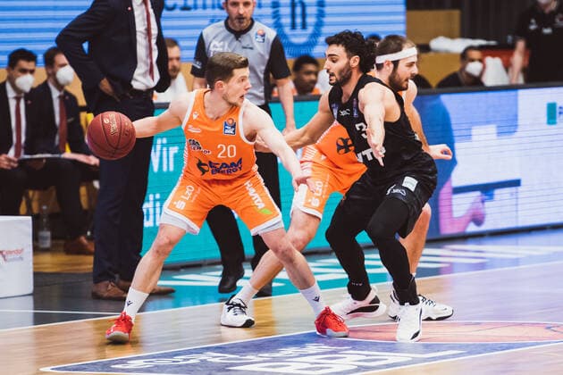 easyCredit-BBL: 29. Spieltag - RASTA Vechta vs. Hamburg Towers, 07.04.2021 Jannes Hundt (RASTA Vechta, 20), Maximilian DiLeo (Hamburg Towers, 3); easyCredit-BBL: 29. Spieltag - RASTA Vechta vs. Hamburg Towers am 07.04.2021 in Vechta (RASTA Dome), Germany, Copyright: xBEAUTIFULxSPORTS Neddermannx