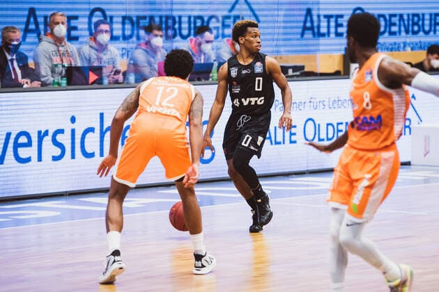 easyCredit-BBL: 29. Spieltag - RASTA Vechta vs. Hamburg Towers, 07.04.2021 T. J. Shorts (Hamburg Towers, 0), Edgar Sosa (RASTA Vechta, 12); easyCredit-BBL: 29. Spieltag - RASTA Vechta vs. Hamburg Towers am 07.04.2021 in Vechta (RASTA Dome), Germany, Copyright: xBEAUTIFULxSPORTS Neddermannx