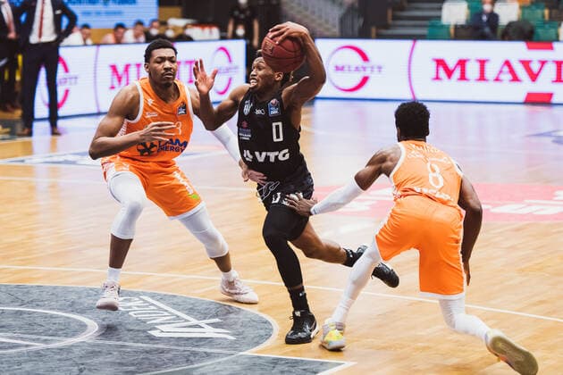 easyCredit-BBL: 29. Spieltag - RASTA Vechta vs. Hamburg Towers, 07.04.2021 Sha’Markus Kennedy (RASTA Vechta, 3), T. J. Shorts (Hamburg Towers, 0), Joshua Adam Young (RASTA Vechta, 8); easyCredit-BBL: 29. Spieltag - RASTA Vechta vs. Hamburg Towers am 07.04.2021 in Vechta (RASTA Dome), Germany, Copyright: xBEAUTIFULxSPORTS Neddermannx