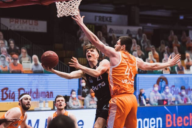 easyCredit-BBL: 29. Spieltag - RASTA Vechta vs. Hamburg Towers, 07.04.2021 Justus Hollatz (Hamburg Towers, 21), Will Vorhees (RASTA Vechta, 41); easyCredit-BBL: 29. Spieltag - RASTA Vechta vs. Hamburg Towers am 07.04.2021 in Vechta (RASTA Dome), Germany, Copyright: xBEAUTIFULxSPORTS Neddermannx