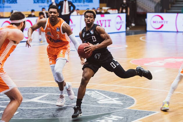 Sport Bilder des Tages easyCredit-BBL: 29. Spieltag - RASTA Vechta vs. Hamburg Towers, 07.04.2021 Sha’Markus Kennedy (RASTA Vechta, 3), T. J. Shorts (Hamburg Towers, 0); easyCredit-BBL: 29. Spieltag - RASTA Vechta vs. Hamburg Towers am 07.04.2021 in Vechta (RASTA Dome), Germany, Copyright: xBEAUTIFULxSPORTS Neddermannx