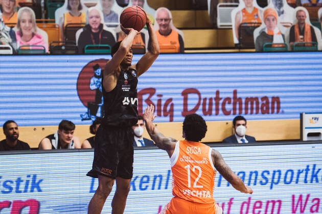 easyCredit-BBL: 29. Spieltag - RASTA Vechta vs. Hamburg Towers, 07.04.2021 Kameron Taylor (Hamburg Towers, 7), Edgar Sosa (RASTA Vechta, 12); easyCredit-BBL: 29. Spieltag - RASTA Vechta vs. Hamburg Towers am 07.04.2021 in Vechta (RASTA Dome), Germany, Copyright: xBEAUTIFULxSPORTS Neddermannx