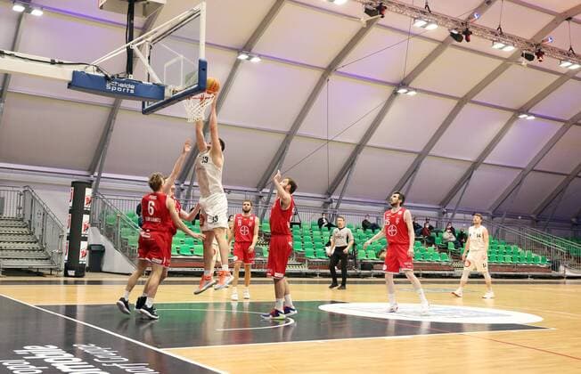 07.04.2021 - Basketball - Saison 2019 2020 - 2. Bundesliga Pro-A - 12. Spieltag: Nürnberg Falcons Basketball Club NBC - Bayer Giants Leverkusen - DaMa - Mannschaften Teams spielen in leerer Halle - keine Zuschauer Publikum Fans