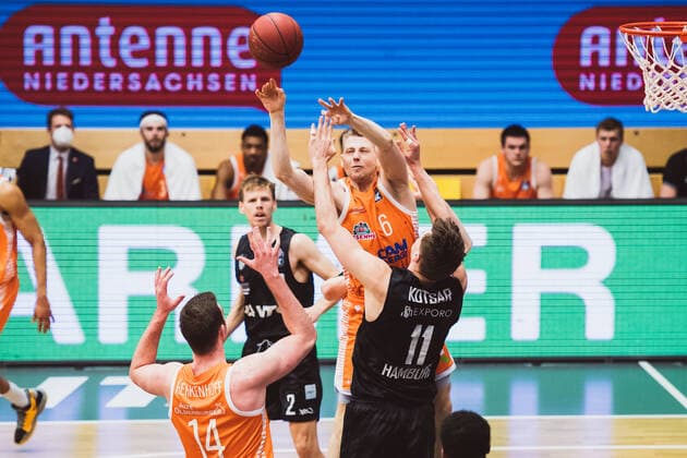 easyCredit-BBL: 29. Spieltag - RASTA Vechta vs. Hamburg Towers, 07.04.2021 Philipp Herkenhoff (RASTA Vechta, 14), Maik Kotsar (Hamburg Towers, 11), Tim Hasbargen (RASTA Vechta, 6); easyCredit-BBL: 29. Spieltag - RASTA Vechta vs. Hamburg Towers am 07.04.2021 in Vechta (RASTA Dome), Germany, Copyright: xBEAUTIFULxSPORTS Neddermannx