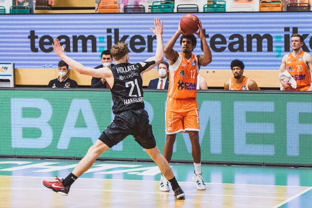 easyCredit-BBL: 29. Spieltag - RASTA Vechta vs. Hamburg Towers, 07.04.2021 Justus Hollatz (Hamburg Towers, 21), Edgar Sosa (RASTA Vechta, 12); easyCredit-BBL: 29. Spieltag - RASTA Vechta vs. Hamburg Towers am 07.04.2021 in Vechta (RASTA Dome), Germany, Copyright: xBEAUTIFULxSPORTS Neddermannx