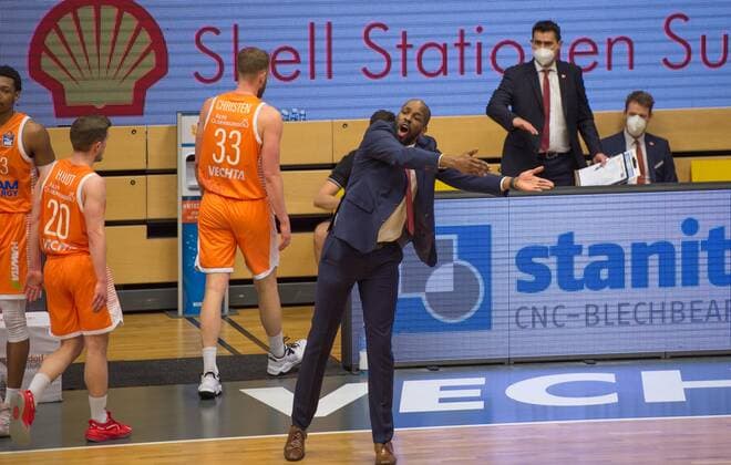 GER, Basketball, RASTA Vechta vs Hamburg Towers 07.04.2021, RASTA Dome, Vechta, GER, easy Credit-BBL, RASTA Vechta vs Hamburg Towers, im Bild Hallo Herr Krause, was war das auf unserer Seite Derrick ALLEN (Rasta Vechta Headcoach Coach )