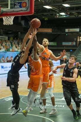GER, Basketball, RASTA Vechta vs Hamburg Towers 07.04.2021, RASTA Dome, Vechta, GER, easy Credit-BBL, RASTA Vechta vs Hamburg Towers, im Bild Max DILEO ( Hamburg Towers 3 ) Josh YOUNG (Rasta Vechta 8 ) Robin CHRISTEN (Rasta Vechta 33 ) Maik KOTSAR ( Hamburg Towers 11 )