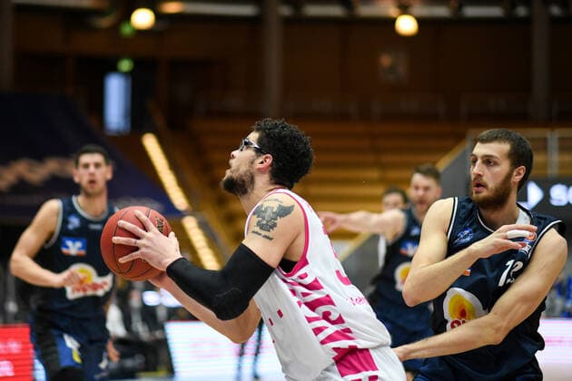 Isaiah Philmore (Telekom Baskets Bonn) im Zweikampf mit Radii Caisin (HAKRO Merlins Crailsheim), GER, HAKRO Merlins Crailsheim vs. Telekom Baskets Bonn, 07.04.2021, 29. Spieltag easycredit Basketball Bundesliga, Spielzeit 2020 2021. GER, HAKRO Merlins Crailsheim vs. Telekom Baskets Bonn, 07.04.2021, 29. Spieltag easycredit Basketball Bundesliga, Spielzeit 2020 202 Crailsheim Copyright: xEibnerxPressefoto MichaelxMemmlerx EP_MMR