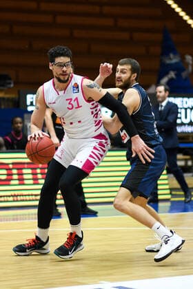 Isaiah Philmore (Telekom Baskets Bonn) im Zweikampf mit Radii Caisin (HAKRO Merlins Crailsheim), GER, HAKRO Merlins Crailsheim vs. Telekom Baskets Bonn, 07.04.2021, 29. Spieltag easycredit Basketball Bundesliga, Spielzeit 2020 2021. GER, HAKRO Merlins Crailsheim vs. Telekom Baskets Bonn, 07.04.2021, 29. Spieltag easycredit Basketball Bundesliga, Spielzeit 2020 202 Crailsheim Copyright: xEibnerxPressefoto MichaelxMemmlerx EP_MMR