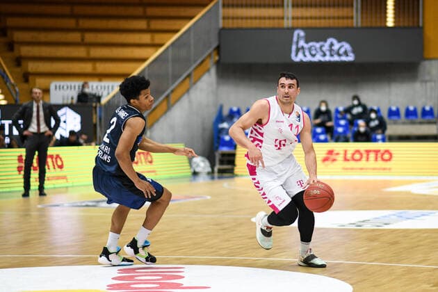 Anthony DiLeo (Telekom Baskets Bonn) im Zweikampf mit Trae Bell-Haynes (HAKRO Merlins Crailsheim), GER, HAKRO Merlins Crailsheim vs. Telekom Baskets Bonn, 07.04.2021, 29. Spieltag easycredit Basketball Bundesliga, Spielzeit 2020 2021. GER, HAKRO Merlins Crailsheim vs. Telekom Baskets Bonn, 07.04.2021, 29. Spieltag easycredit Basketball Bundesliga, Spielzeit 2020 202 Crailsheim Copyright: xEibnerxPressefoto MichaelxMemmlerx EP_MMR