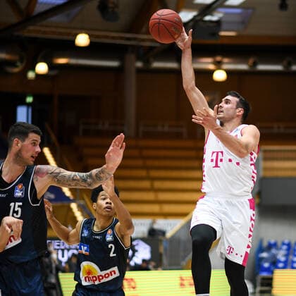 Anthony DiLeo (Telekom Baskets Bonn) am Korb gegen Trae Bell-Haynes (HAKRO Merlins Crailsheim) und Bogdan Radosavljevic (HAKRO Merlins Crailsheim), GER, HAKRO Merlins Crailsheim vs. Telekom Baskets Bonn, 07.04.2021, 29. Spieltag easycredit Basketball Bundesliga, Spielzeit 2020 2021. GER, HAKRO Merlins Crailsheim vs. Telekom Baskets Bonn, 07.04.2021, 29. Spieltag easycredit Basketball Bundesliga, Spielzeit 2020 202 Crailsheim Copyright: xEibnerxPressefoto MichaelxMemmlerx EP_MMR