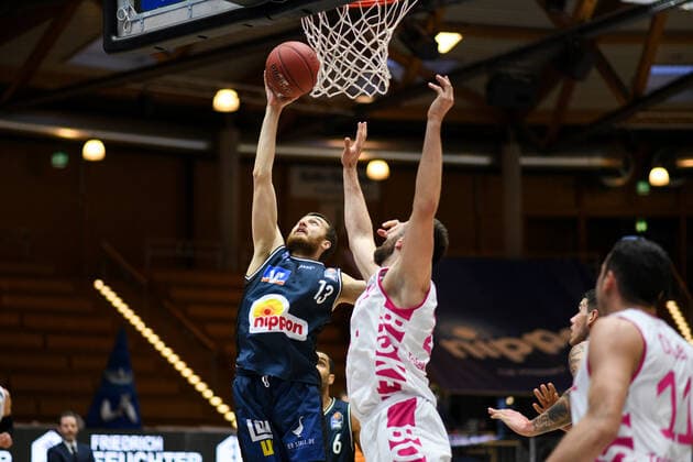 Radii Caisin (HAKRO Merlins Crailsheim) verteidigt gegen Leon Kratzer (Telekom Baskets Bonn), GER, HAKRO Merlins Crailsheim vs. Telekom Baskets Bonn, 07.04.2021, 29. Spieltag easycredit Basketball Bundesliga, Spielzeit 2020 2021. GER, HAKRO Merlins Crailsheim vs. Telekom Baskets Bonn, 07.04.2021, 29. Spieltag easycredit Basketball Bundesliga, Spielzeit 2020 202 Crailsheim Copyright: xEibnerxPressefoto MichaelxMemmlerx EP_MMR