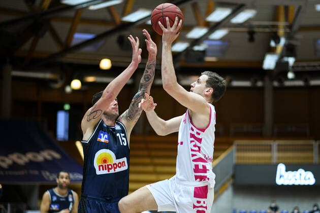 Strahinja Micovic (Telekom Baskets Bonn) am Korb gegen Bogdan Radosavljevic (HAKRO Merlins Crailsheim), GER, HAKRO Merlins Crailsheim vs. Telekom Baskets Bonn, 07.04.2021, 29. Spieltag easycredit Basketball Bundesliga, Spielzeit 2020 2021. GER, HAKRO Merlins Crailsheim vs. Telekom Baskets Bonn, 07.04.2021, 29. Spieltag easycredit Basketball Bundesliga, Spielzeit 2020 202 Crailsheim Copyright: xEibnerxPressefoto MichaelxMemmlerx EP_MMR