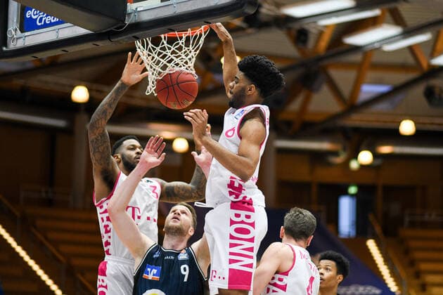 Jalen Hudson (Telekom Baskets Bonn) und James Thompson IV (Telekom Baskets Bonn) am Korb, Fabian Bleck (HAKRO Merlins Crailsheim) kann nicht verteidigen, GER, HAKRO Merlins Crailsheim vs. Telekom Baskets Bonn, 07.04.2021, 29. Spieltag easycredit Basketball Bundesliga, Spielzeit 2020 2021. GER, HAKRO Merlins Crailsheim vs. Telekom Baskets Bonn, 07.04.2021, 29. Spieltag easycredit Basketball Bundesliga, Spielzeit 2020 202 Crailsheim Copyright: xEibnerxPressefoto MichaelxMemmlerx EP_MMR