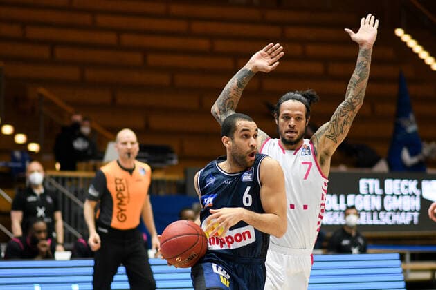 Elias Lasisi (HAKRO Merlins Crailsheim) im Zweikampf mit Chris Babb (Telekom Baskets Bonn), GER, HAKRO Merlins Crailsheim vs. Telekom Baskets Bonn, 07.04.2021, 29. Spieltag easycredit Basketball Bundesliga, Spielzeit 2020 2021. GER, HAKRO Merlins Crailsheim vs. Telekom Baskets Bonn, 07.04.2021, 29. Spieltag easycredit Basketball Bundesliga, Spielzeit 2020 202 Crailsheim Copyright: xEibnerxPressefoto MichaelxMemmlerx EP_MMR