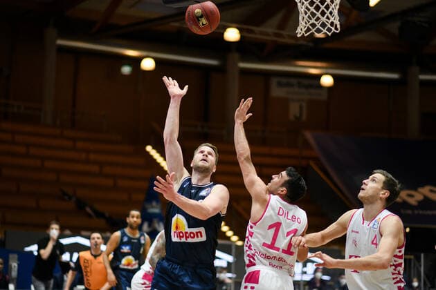 Fabian Bleck (HAKRO Merlins Crailsheim) am Korb gegen Anthony DiLeo (Telekom Baskets Bonn) und Strahinja Micovic (Telekom Baskets Bonn), GER, HAKRO Merlins Crailsheim vs. Telekom Baskets Bonn, 07.04.2021, 29. Spieltag easycredit Basketball Bundesliga, Spielzeit 2020 2021. GER, HAKRO Merlins Crailsheim vs. Telekom Baskets Bonn, 07.04.2021, 29. Spieltag easycredit Basketball Bundesliga, Spielzeit 2020 202 Crailsheim Copyright: xEibnerxPressefoto MichaelxMemmlerx EP_MMR