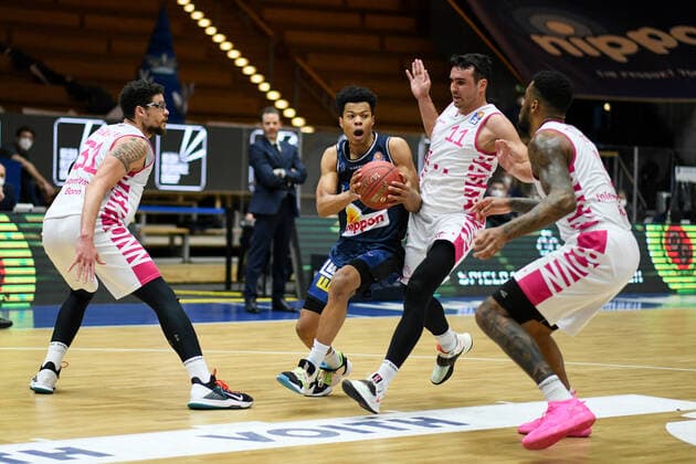 Trae Bell-Haynes (HAKRO Merlins Crailsheim) im Zweikampf mit Anthony DiLeo (Telekom Baskets Bonn) und Isaiah Philmore (Telekom Baskets Bonn), GER, HAKRO Merlins Crailsheim vs. Telekom Baskets Bonn, 07.04.2021, 29. Spieltag easycredit Basketball Bundesliga, Spielzeit 2020 2021. GER, HAKRO Merlins Crailsheim vs. Telekom Baskets Bonn, 07.04.2021, 29. Spieltag easycredit Basketball Bundesliga, Spielzeit 2020 202 Crailsheim Copyright: xEibnerxPressefoto MichaelxMemmlerx EP_MMR