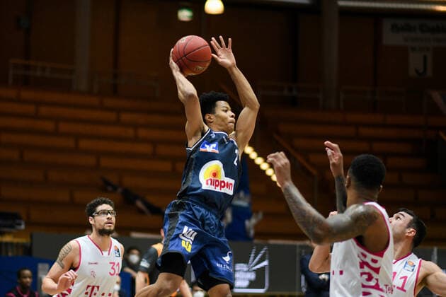 Trae Bell-Haynes (HAKRO Merlins Crailsheim) am Korb gegen James Thompson IV (Telekom Baskets Bonn) und Anthony DiLeo (Telekom Baskets Bonn), GER, HAKRO Merlins Crailsheim vs. Telekom Baskets Bonn, 07.04.2021, 29. Spieltag easycredit Basketball Bundesliga, Spielzeit 2020 2021. GER, HAKRO Merlins Crailsheim vs. Telekom Baskets Bonn, 07.04.2021, 29. Spieltag easycredit Basketball Bundesliga, Spielzeit 2020 202 Crailsheim Copyright: xEibnerxPressefoto MichaelxMemmlerx EP_MMR