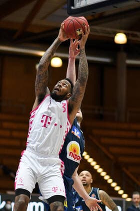 James Thompson IV (Telekom Baskets Bonn) am Korb verteidigt gegen Fabian Bleck (HAKRO Merlins Crailsheim), GER, HAKRO Merlins Crailsheim vs. Telekom Baskets Bonn, 07.04.2021, 29. Spieltag easycredit Basketball Bundesliga, Spielzeit 2020 2021. GER, HAKRO Merlins Crailsheim vs. Telekom Baskets Bonn, 07.04.2021, 29. Spieltag easycredit Basketball Bundesliga, Spielzeit 2020 202 Crailsheim Copyright: xEibnerxPressefoto MichaelxMemmlerx EP_MMR