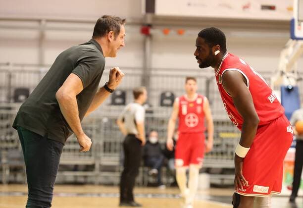 07.04.2021 - Basketball - Saison 2019 2020 - 2. Bundesliga Pro-A - 12. Spieltag: Nürnberg Falcons Basketball Club NBC - Bayer Giants Leverkusen - DaMa - Hans-Jürgen Gnad ( Trainer Headcoach Bayer Giants Leverkusen ) gibt Anweisungen an Eddy Edigin Jr. (17, Bayer Giants Leverkusen )