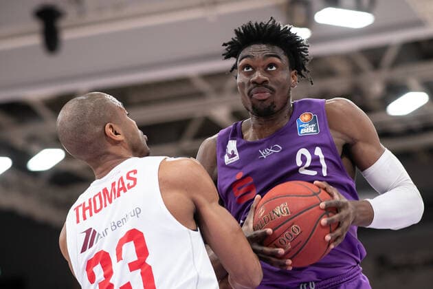 BG Göttingen - Jobstairs Gießen 46ers 07.04.2021, Basketball-Bundesliga easyCredit-BBL, Saison 2020 2021, Hauptrunde, BG Göttingen - Jobstairs Gießen 46ers. Göttingens Tai Odiase (r) spielt gegen Gießens Brandon Thomas. Göttingen Niedersachsen Deutschland