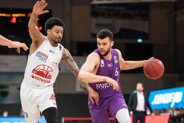 BG Göttingen - Jobstairs Gießen 46ers 07.04.2021, Basketball-Bundesliga easyCredit-BBL, Saison 2020 2021, Hauptrunde, BG Göttingen - Jobstairs Gießen 46ers. Göttingens Luke Nelson (r) spielt gegen Gießens Diante Maurice Garrett. Göttingen Niedersachsen Deutschland