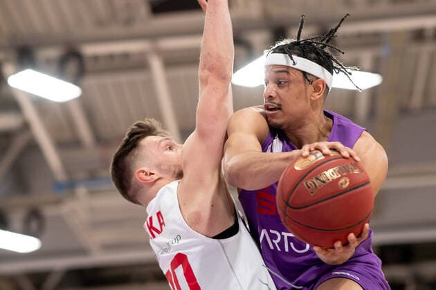 BG Göttingen - Jobstairs Gießen 46ers 07.04.2021, Basketball-Bundesliga easyCredit-BBL, Saison 2020 2021, Hauptrunde, BG Göttingen - Jobstairs Gießen 46ers. Göttingens Nelson Weidemann (r) spielt gegen Gießens Ferdinand Zylka. Göttingen Niedersachsen Deutschland