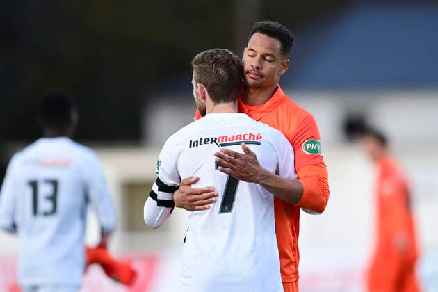 Accolade entre Daniel Congre (MHSC) et David Vernet (Chateaubriant) FOOTBALL : Voltigeurs de Chateaubriant vs MHSC - 1 8 coupe de France - 07 04 2021 JBAutissier Panoramic 