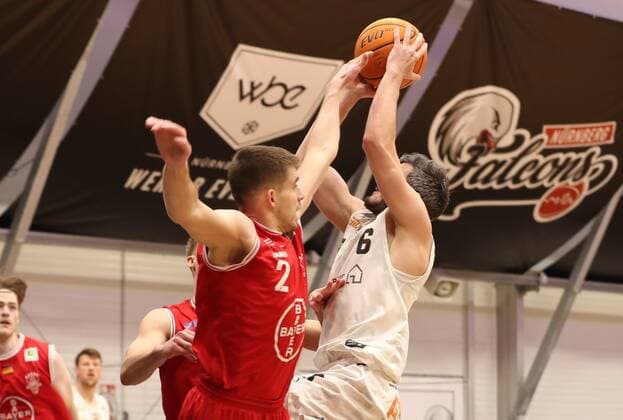 07.04.2021 - Basketball - Saison 2019 2020 - 2. Bundesliga Pro-A - 12. Spieltag: Nürnberg Falcons Basketball Club NBC - Bayer Giants Leverkusen - DaMa - Wyatt Lohaus (2, Bayer Giants Leverkusen ) Martin Bogdanov (6, Nürnberg Falcons BC NBC )