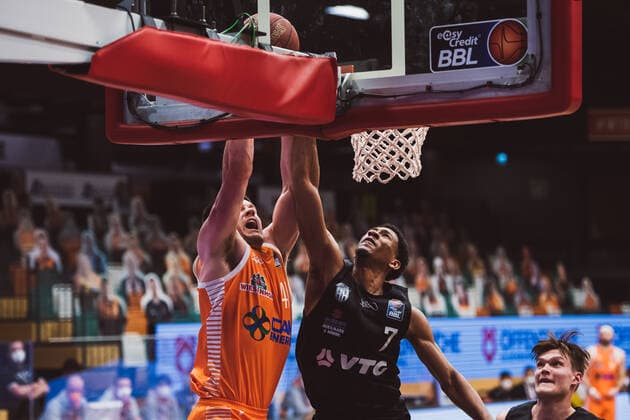 easyCredit-BBL: 29. Spieltag - RASTA Vechta vs. Hamburg Towers, 07.04.2021 Will Vorhees (RASTA Vechta, 41), Kameron Taylor (Hamburg Towers, 7); easyCredit-BBL: 29. Spieltag - RASTA Vechta vs. Hamburg Towers am 07.04.2021 in Vechta (RASTA Dome), Germany, Copyright: xBEAUTIFULxSPORTS Neddermannx
