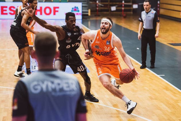 easyCredit-BBL: 29. Spieltag - RASTA Vechta vs. Hamburg Towers, 07.04.2021 Zac Cuthbertson (Hamburg Towers, 40), Jesse Johannes Hunt (RASTA Vechta, 34); easyCredit-BBL: 29. Spieltag - RASTA Vechta vs. Hamburg Towers am 07.04.2021 in Vechta (RASTA Dome), Germany, Copyright: xBEAUTIFULxSPORTS Neddermannx