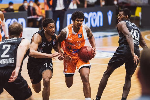 easyCredit-BBL: 29. Spieltag - RASTA Vechta vs. Hamburg Towers, 07.04.2021 Kameron Taylor (Hamburg Towers, 7), Edgar Sosa (RASTA Vechta, 12); easyCredit-BBL: 29. Spieltag - RASTA Vechta vs. Hamburg Towers am 07.04.2021 in Vechta (RASTA Dome), Germany, Copyright: xBEAUTIFULxSPORTS Neddermannx