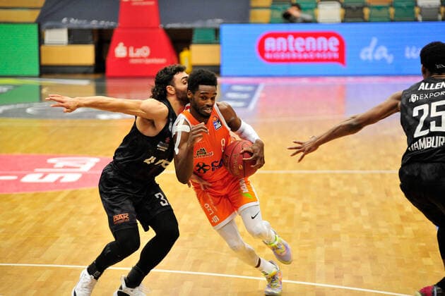 Basketball - . Bundesliga - 29. Spieltag RASTA Vechta - Hamburg Towers am 07.04.2020 im RASTA Dome in Vechta Josh Young (Vechta) im Zweikampf mit Max Dileo (Hamburg)