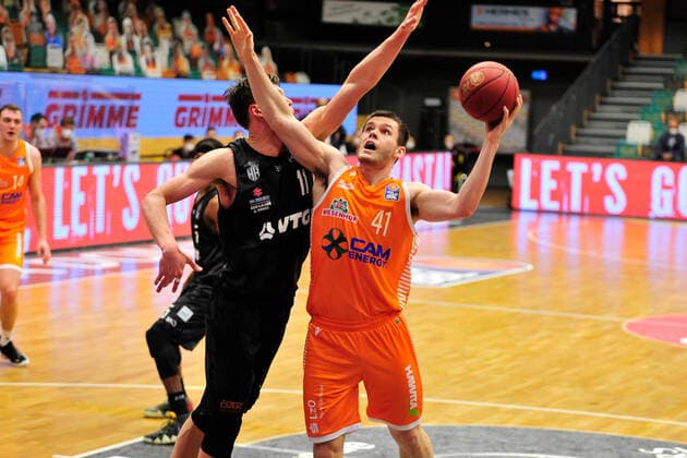 Basketball - . Bundesliga - 29. Spieltag RASTA Vechta - Hamburg Towers am 07.04.2020 im RASTA Dome in Vechta Will Vorhees (Vechta) im Zweikampf mit Maik Kotsar (Hamburg)