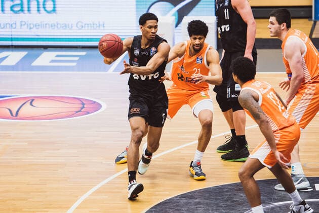 easyCredit-BBL: 29. Spieltag - RASTA Vechta vs. Hamburg Towers, 07.04.2021 Kameron Taylor (Hamburg Towers, 7), Jordan Kahlil Barnett (RASTA Vechta, 21); easyCredit-BBL: 29. Spieltag - RASTA Vechta vs. Hamburg Towers am 07.04.2021 in Vechta (RASTA Dome), Germany, Copyright: xBEAUTIFULxSPORTS Neddermannx